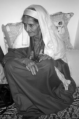 kashmiri old lady in pheran and tarang