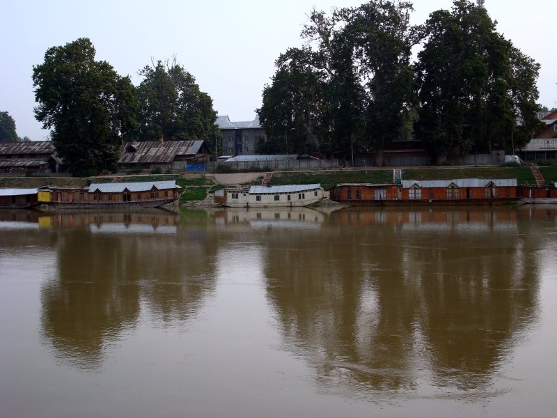house boat on Jhelum river