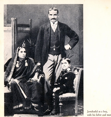 nehru+with+parents+Moti+Lal+Nehru+and+Swarup+rani.jpg
